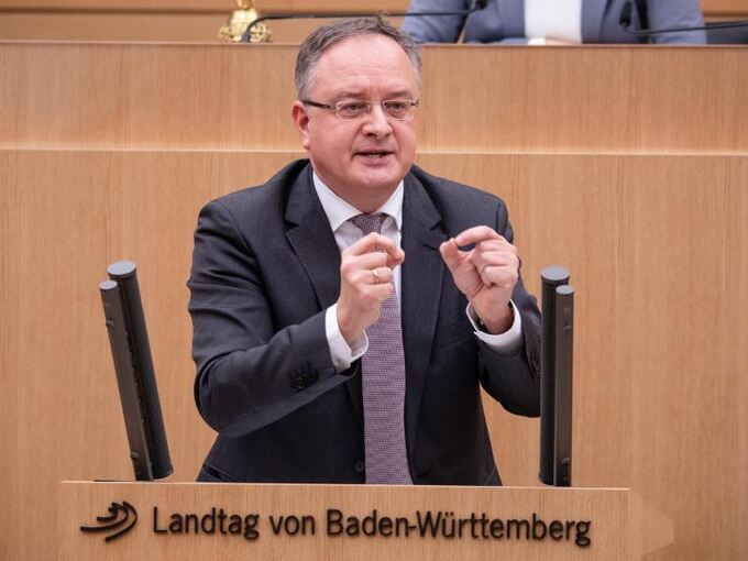 Andreas Stoch spricht im Landtag von Baden-Württemberg