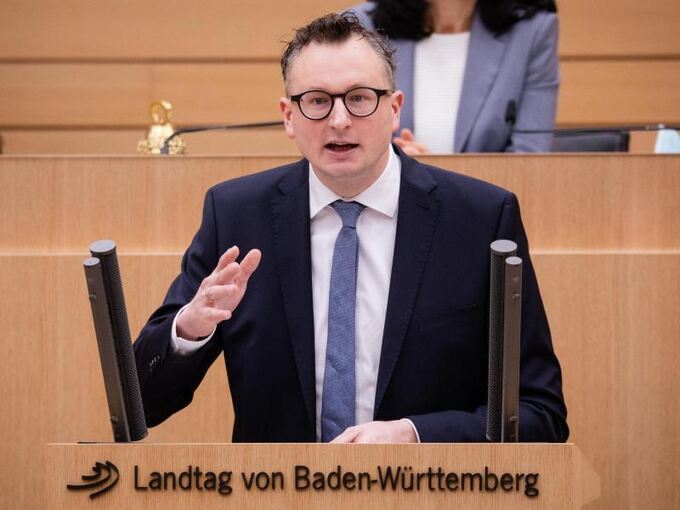 Andreas Schwarz spricht im Landtag von Baden-Württemberg
