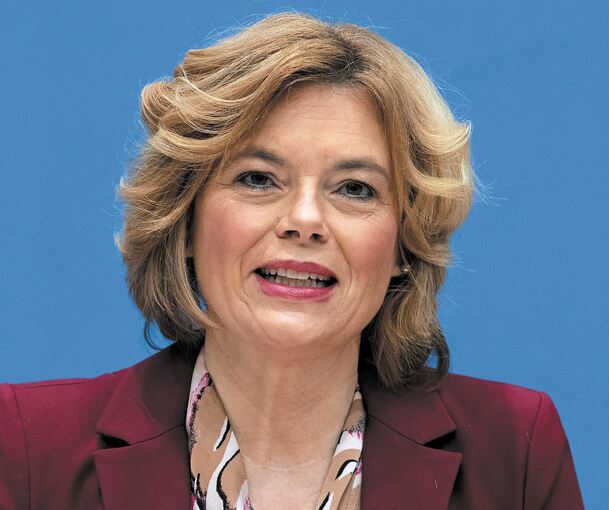 Bundesagrarministerin Julia Klöckner (CDU) spricht bei der Vorstellung des Öko-Barometer 2020. Die Politikerin zeigte sich trotz geschlossener Friseursalons mit top gestyltem Haar. Bild: DPA