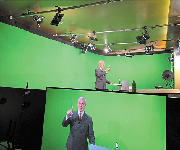 Aufnahme aus dem Regieraum von Pulsmacher: IHK-Präsident Albrecht Kruse bei der Rede zum IHK-Neujahrsempfang, aufgenommen im Studio der Agentur Pulsmacher für den Livestream. Foto: Pulsmacher