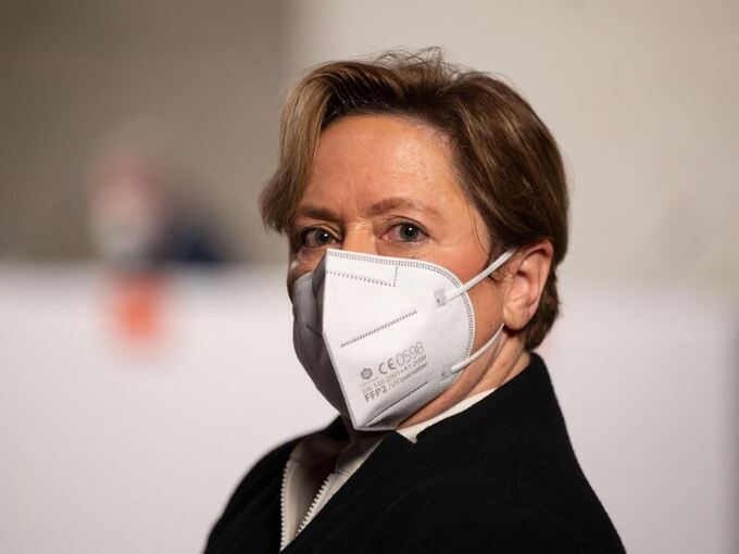 Susanne Eisenmann (CDU) trägt eine FFP2-Maske