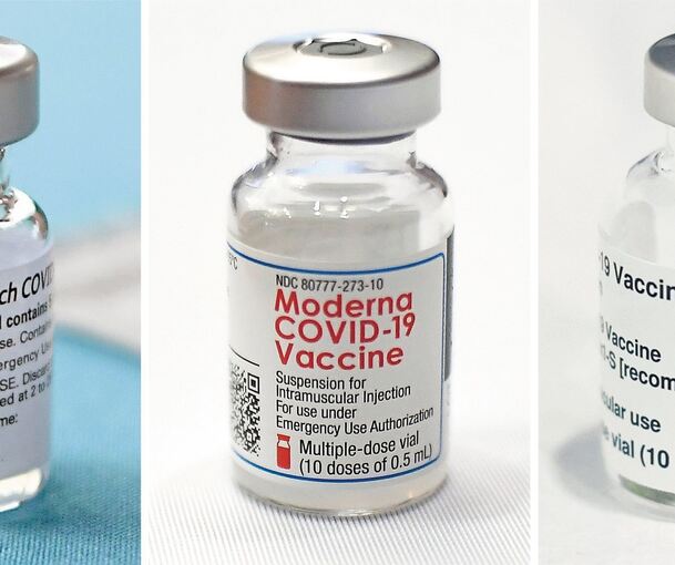 Ein Fläschchen (l-r) mit dem Corona-Impfstoff von Biontech/Pfizer und ein Fläschchen des Corona-Impfstoffs des US-Konzerns Moderna stehen auf einem Tisch im Hartford Hospital. Eine Ampulle mit dem Corona-Impfstoff von Oxford/Astrazeneca steht in der