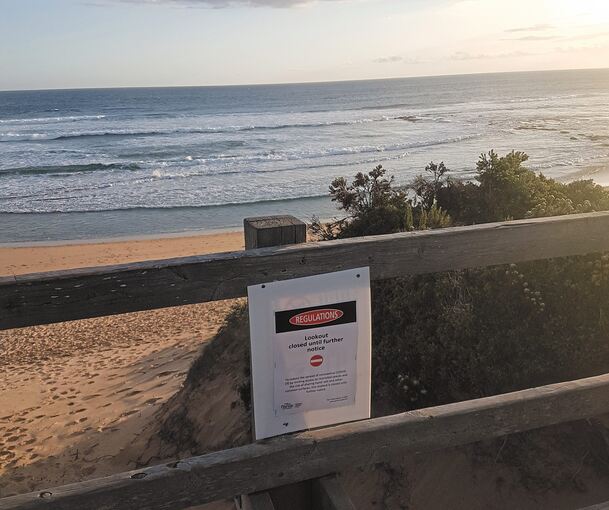 Der Strand von Gunnamatta in der Melbourner Bucht: „Lookout closed until further notice“. Hier ist also nicht nur der Strand gesperrt, sondern auch die Aussicht.