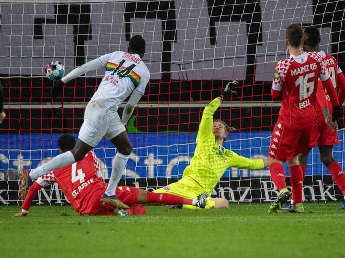 Silas Wamangituka schießt das Tor zum 2:0 für Stuttgart