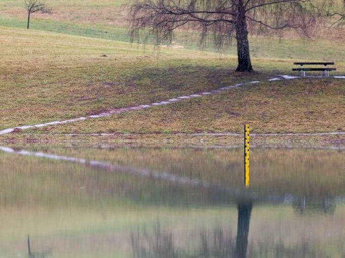 Ein Wasserstandsanzeiger steht im Eichener See
