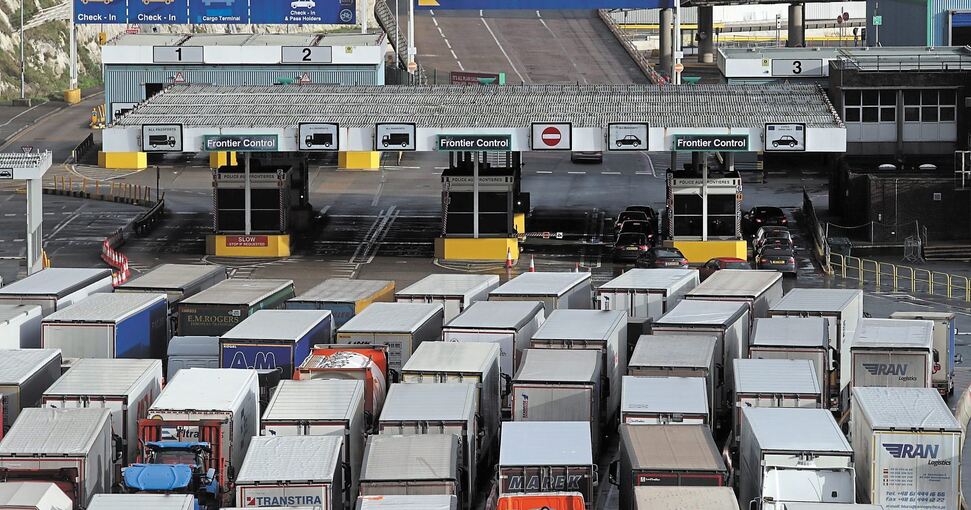 Lastwagen stehen in Dover am Hafen an den neuen Grenzkontrollen zwar Schlange, doch die Ausfuhren aus Großbritannien in die EU sind noch immer niedrig. „Es gibt keine normale Nachfrage von Exporteuren. Das bedeutet, dass 40 Prozent der Laster leer au