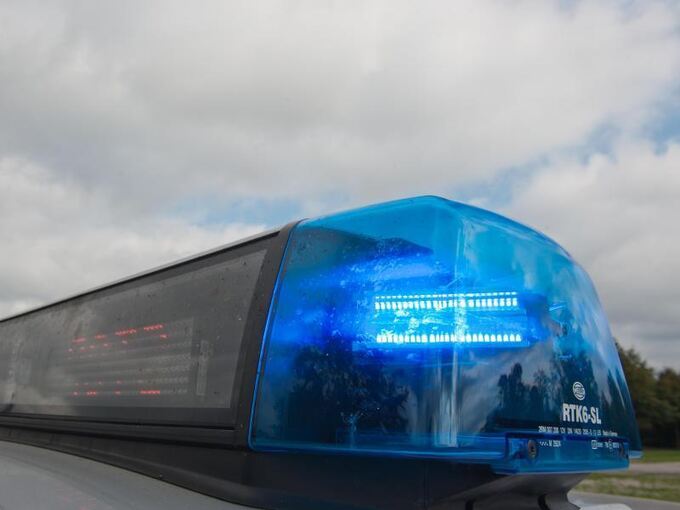 Ein Blaulicht leuchtet auf einem Polizeifahrzeug