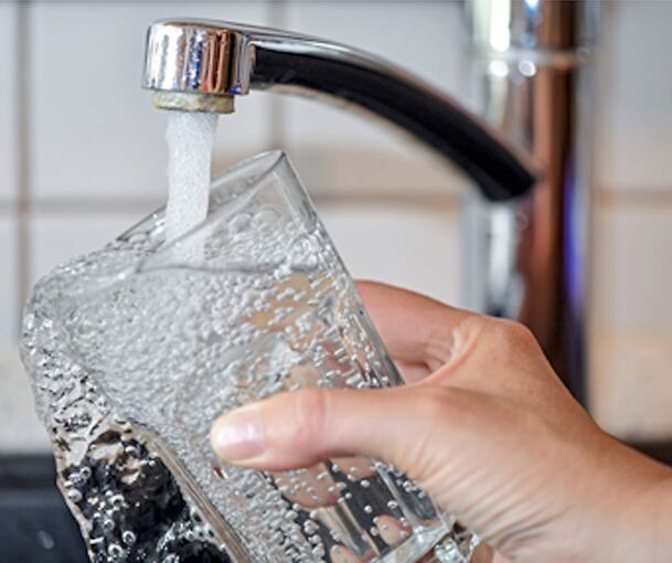 Wer Leitungs- statt Mineralwasser trinkt, spart Treibhausgas ein. Archivfoto: Patrick Pleul/dpa
