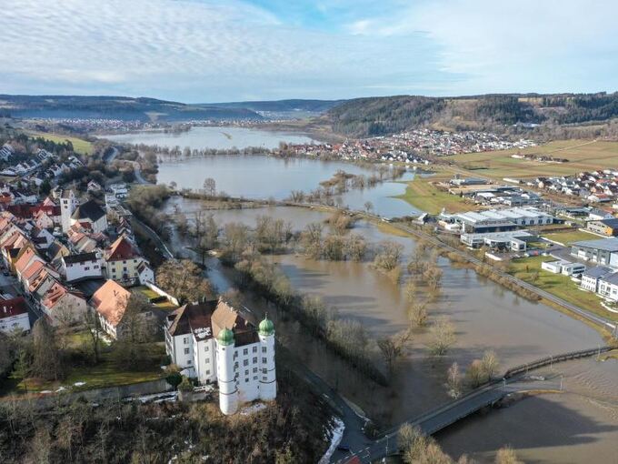 Hochwasser der Donau überflutet Ufer