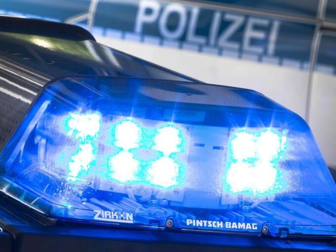 Ein Blaulicht leuchtet am auf dem Dach eines Polizeiwagens