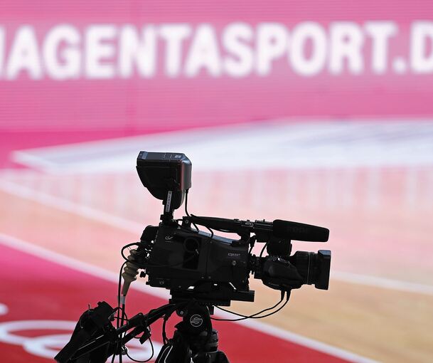 Transportieren den Sport ins Wohnzimmer: Streamingdienste und ihre Kamerateams. Foto: dpa