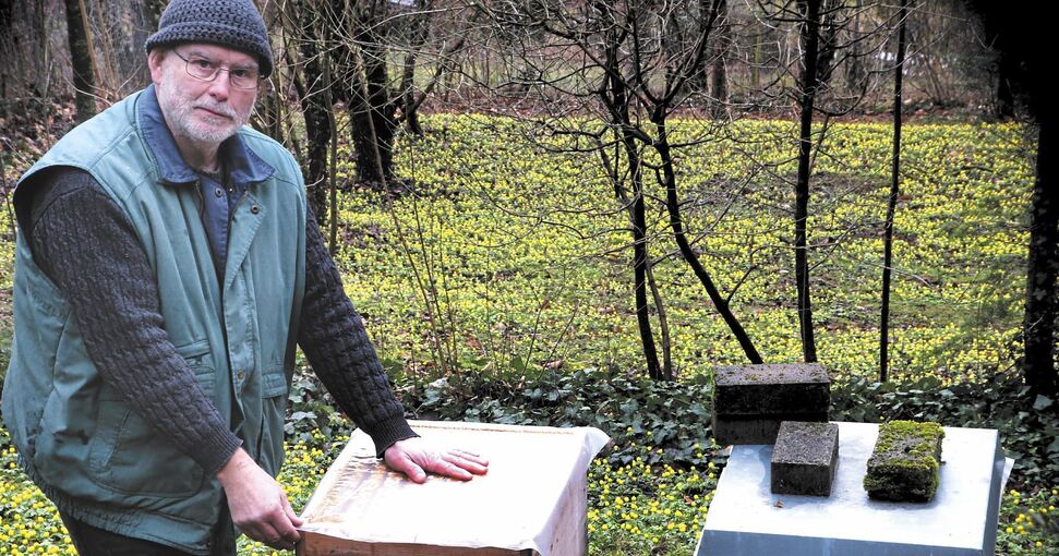 Michael Mohl prüft seine Beuten, in denen jeweils bis zu 10 000 Bienen überwintern. Sie stehen an mehreren Standorten.Fotos: Alfred Drossel