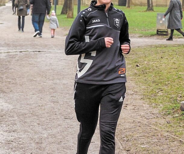 Joggingrunde statt Fußballtraining: Helena Nowack nutzt das Wochenende für Sport.