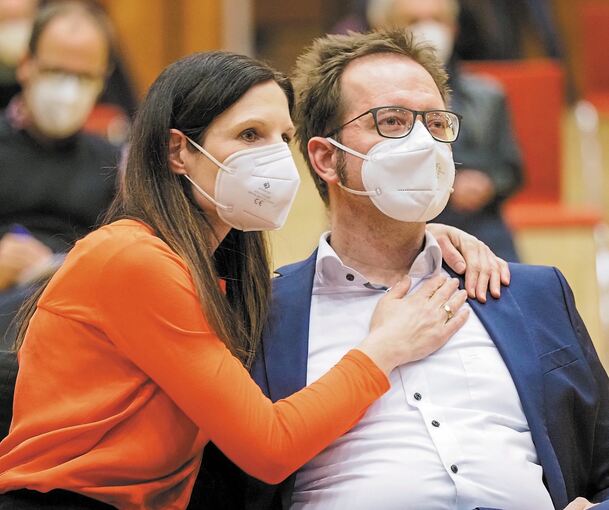 Noch angespannt vor der Bekanntgabe des Wahlergebnisses: Jan Trost und seine Frau Claudia.Fotos: Holm Wolschendorf