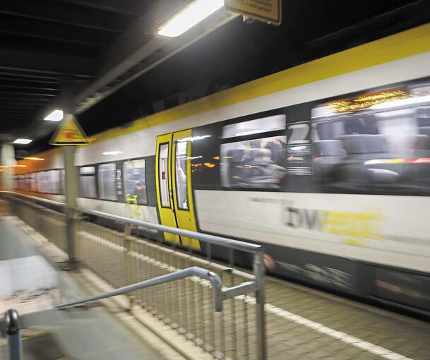 Er hält an einigen Bahnhöfen wie hier in Besigheim. Oft braust der Regionalexpress – sehr zum Ärger der Pendler – aber einfach durch. Daran ändert sich vorerst nichts. Archivfoto: Ramona Theiss