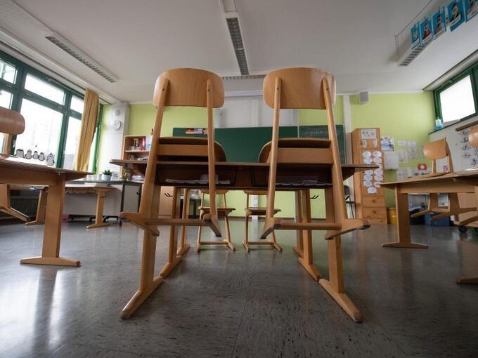 Ein leeres Klassenzimmer an einer Grundschule