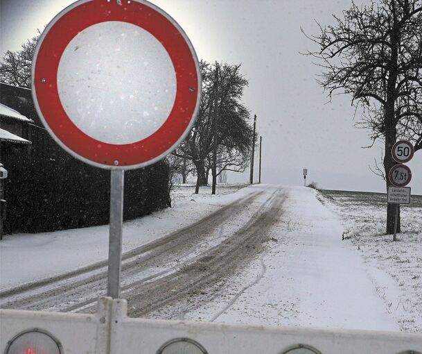 Es ist eine der wenigen Straßen im Landkreis, wenn nicht die einzige, die wegen Schneeverwehungen derzeit gesperrt ist: die Gemeindeverbindungsstraße Waldhof-Metterzimmern. Das ist bisher selten vorgekommen. (ad)Foto: Alfred Drossel