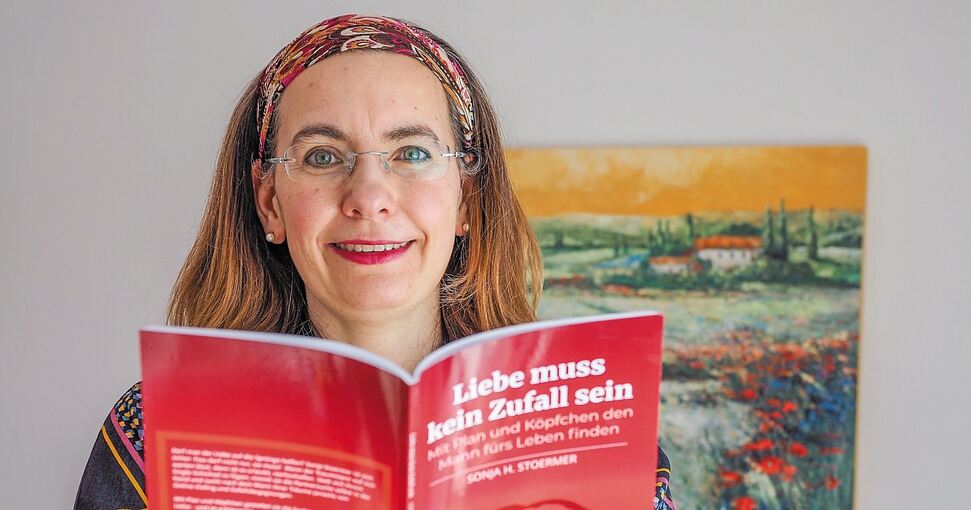 Sonja Stoermer mit ihrem Buch „Liebe muss kein Zufall sein“. Foto: Holm Wolschendorf