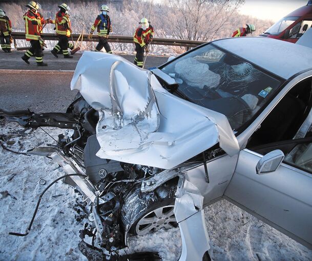 Der Mercedes ist nach dem Unfall ein Totalschaden. Foto: Alfred Drossel