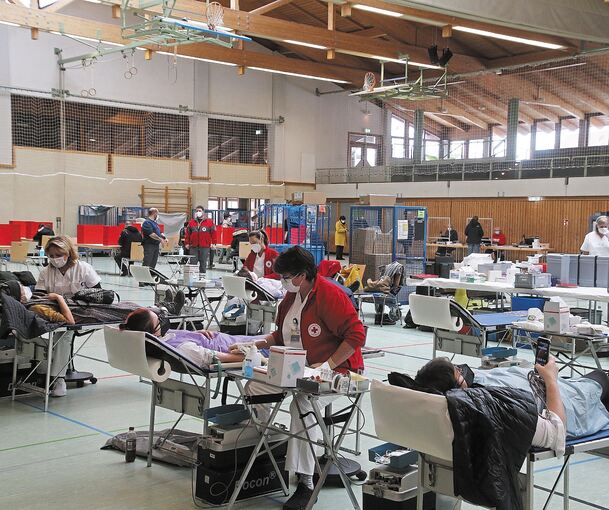 In der Sporthalle gibt es genügend Platz, um die nötigen Abstände einhalten zu können.Fotos: Alfred Drossel