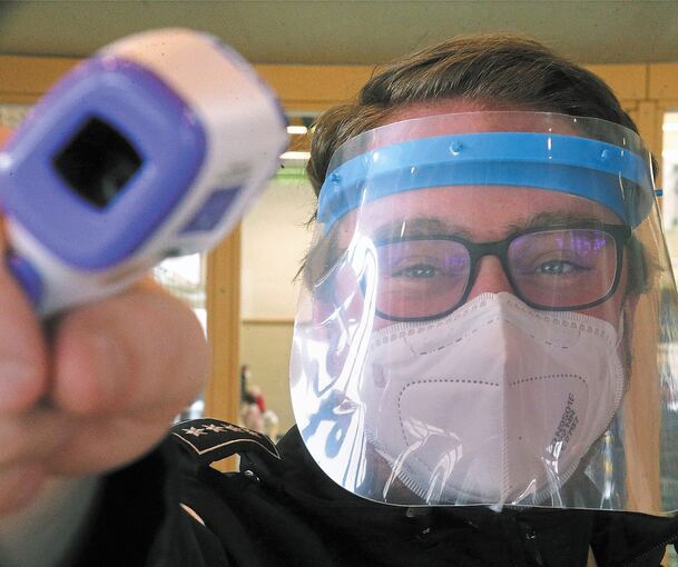 Fiebermessen am Eingang.