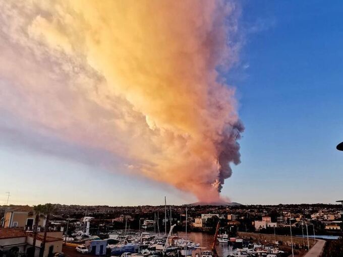 Vulkan Ätna auf Sizilien ausgebrochen