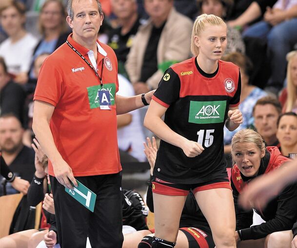 Bild aus der Vergangenheit: Bundestrainer Henk Groener und Kim Naidzinavicius bei einem Länderspiel im September 2019.Archivfoto: Eibner