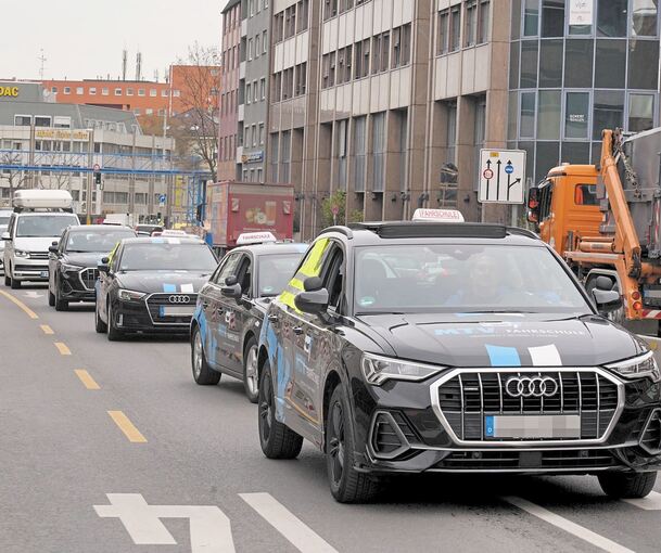 Der Fahrschulkonvoi fuhr auch durch die Stuttgarter Innenstadt. Foto: Andreas Rosar/dpa