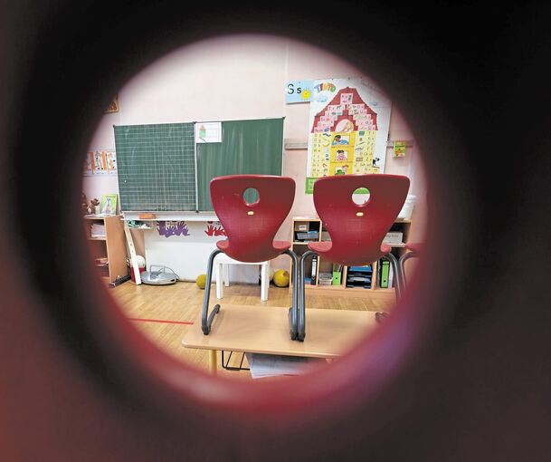 Noch stehen die Stühle wie in diesem Stuttgarter Klassenzimmer auf den Tischen, aber am Montag beginnt in den Grundschulen im Land der Wechselunterricht. Foto: Marijan Murat/dpa