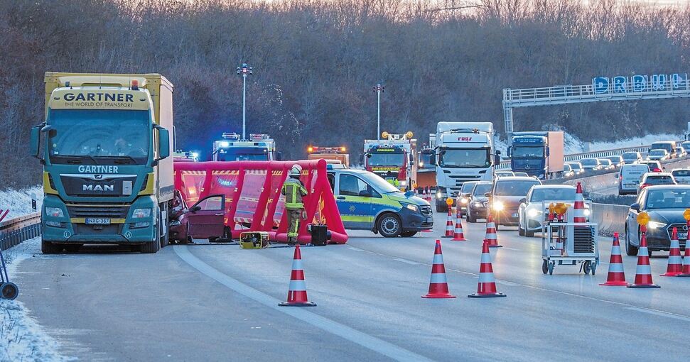 Wieder mal ein Unfall auf der A 81: Der BUND verlangt jetzt weniger Fahrzeuge, weniger Fahrten und weniger Kilometer. Archivfoto: Holm Wolschendorf