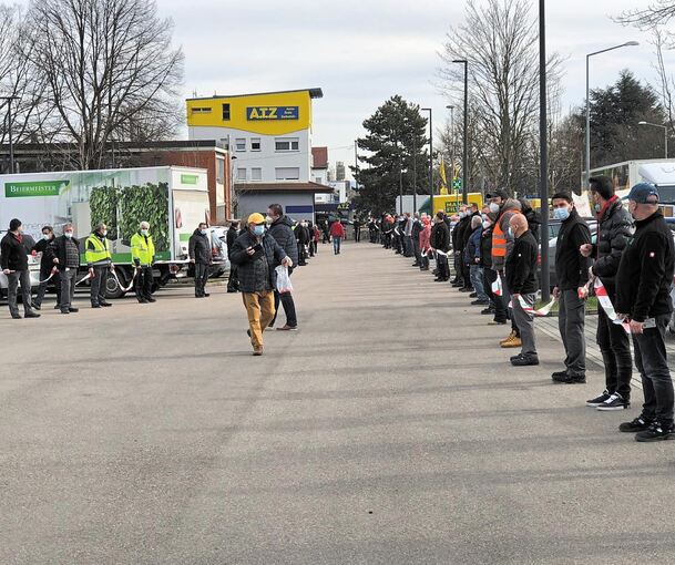 Mit Menschenketten um den Mann+Hummel-Stammsitz in Ludwigsburg demonstrieren Mitarbeiter für einen sozialverträglichen Abbau der Arbeitsplätze in der Produktion des Filterherstellers. Foto: IG Metall/p