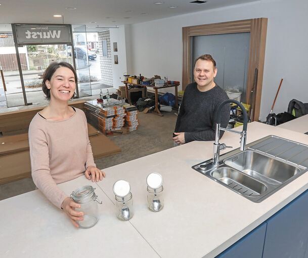 Die Küchenzeile soll der Dreh- und Angelpunkt des Ladens werden, wünschen sich Tanja und Alexander Fischer. Foto: Ramona Theiss