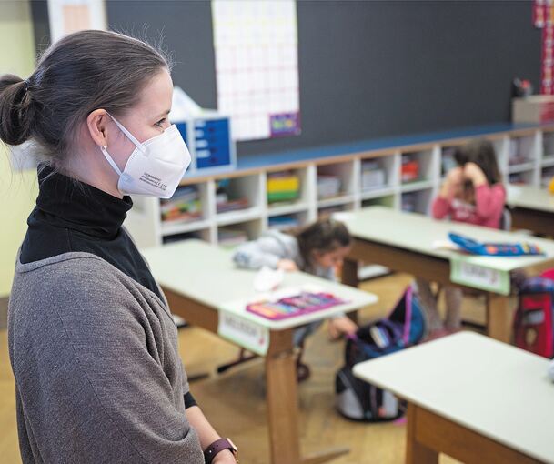 Eine Lehrerin in Hemmingen steht mit FFP2-Maske vor ihrer Klasse. Ab sofort dürfen sich Lehrer und Erzieher gegen das Coronavirus impfen lassen. Foto: Sebastian Gollnow/dpa