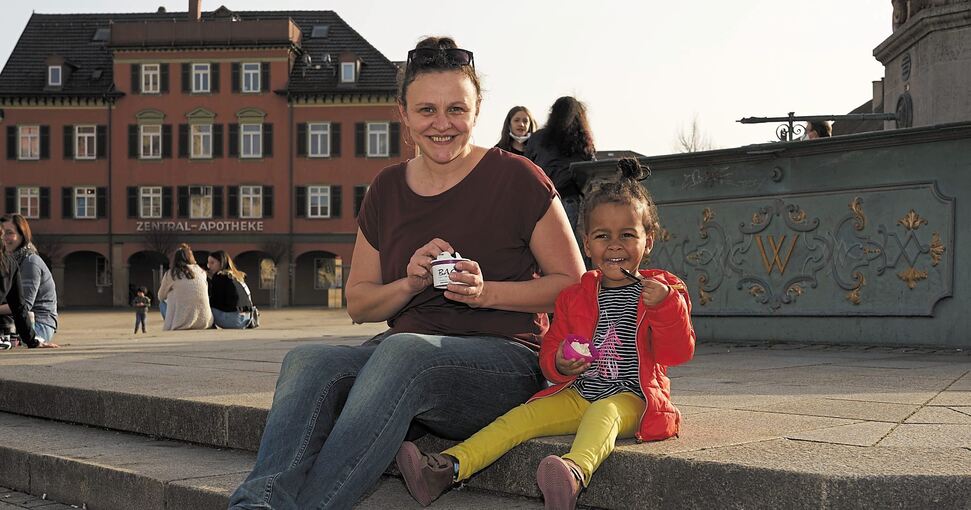 Mutter Danuta und Tochter Ida genießen am Marktbrunnen ihr erstes Eis dieses Jahr. Fotos: Andreas Becker
