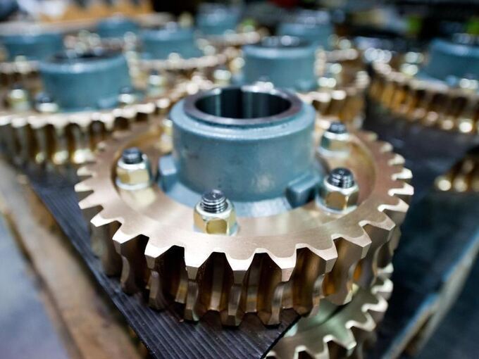 Teile eines Getriebes liegen in einer Produktionshalle