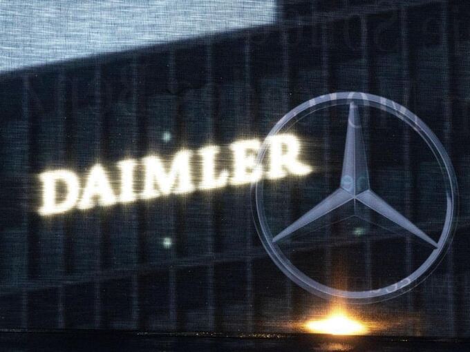 Die Zentrale der Daimler AG mit dem Logo