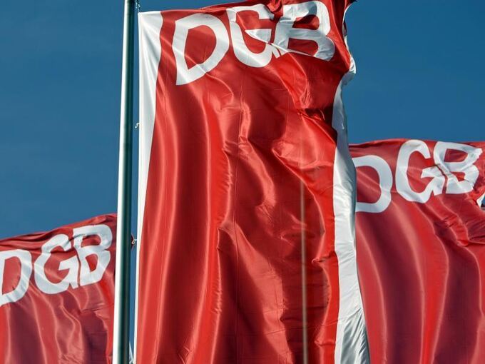 Fahnen des Deutschen Gewerkschaftsbunds (DGB) wehen