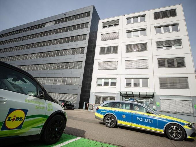 Ein Polizeiauto fährt an der Lidl-Zentrale in Neckarsulm vorbei