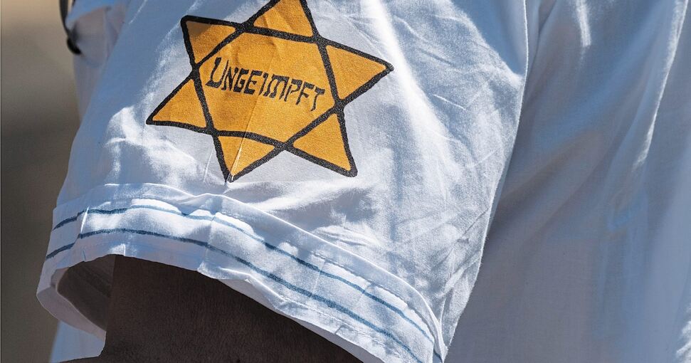 Antisemitismus heute: die Selbstinszenierung eines Demonstranten bei einer „Querdenker“-Demo als von den Nazis verfolgter Jude und die Schmähung der Bundeskanzlerin als Jüdin und Dienerin einer angeblichen jüdischen Weltverschwörung. Fotos: Boris Roe