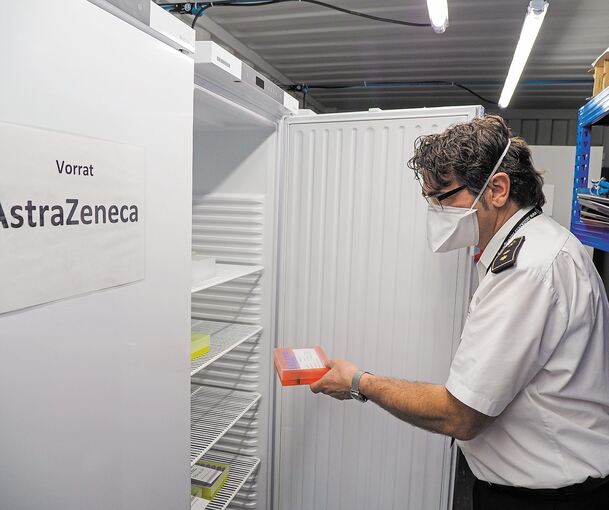 Andy Dorroch, der Leiter des Ludwigsburger Kreisimpfzentrums, am Kühlschrank, in dem der Astrazeneca-Impfstoff gelagert wird. Das Vakzin braucht es nicht so kalt wie das von Biontech/Pfizer. Fotos: Holm Wolschendorf