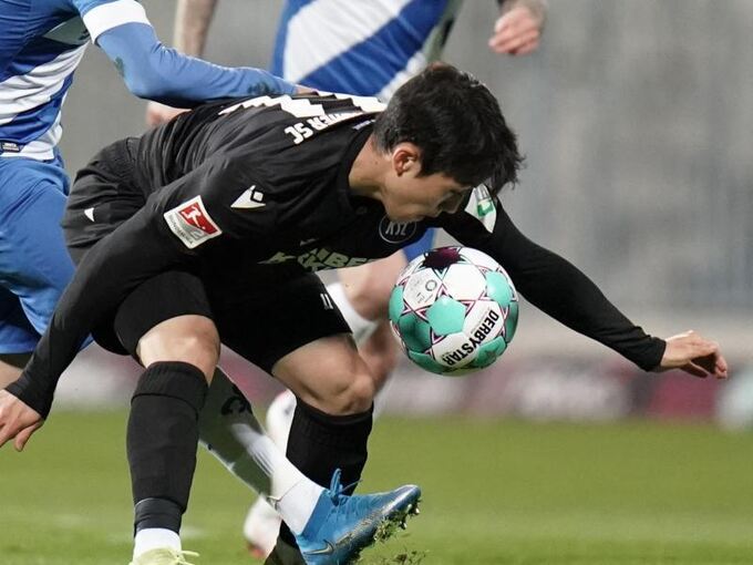 Karlsruhes Mittelfeldspieler Kyoung-Rok Choi (r)