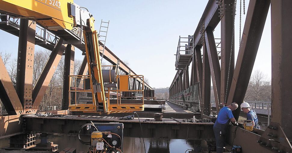 Mit dem Abbau der 80 Meter langen Behelfsbrücke wurde jetzt begonnen.Foto: Alfred Drossel