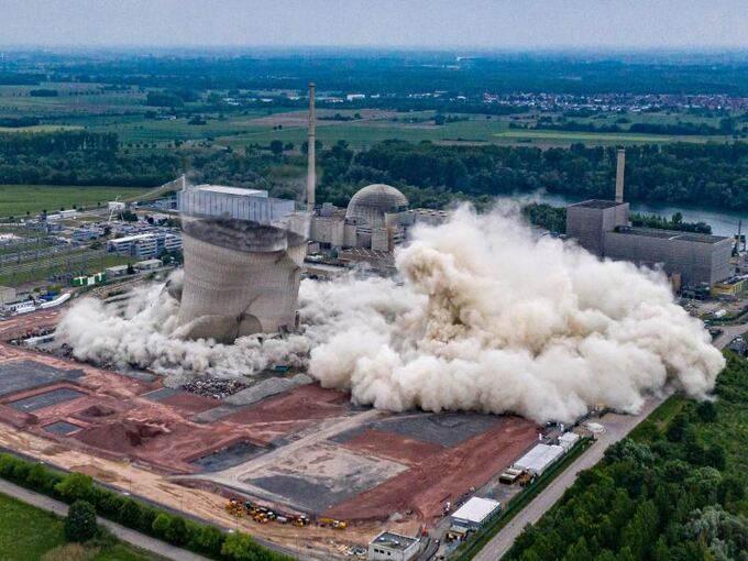 Kühltürme des stillgelegten Atomkraftwerks fallen zusammen Kühltürme des stillgelegten Atomkraftwerks fallen zusammen