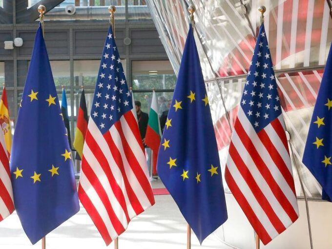 EU-Flaggen und amerikanische Fahnen