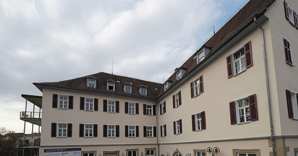 Das heutige Stiftsgebäude stammt aus dem Jahr 1713. In den Wohnungen sind Böden, Fenster und Küchen neu (rechts oben). Auch der Naturstein wurde gereinigt, wie Volker Wanner (links) Bürgermeister Markus Kleemann erklärt (unten Mitte). Der Katharinens