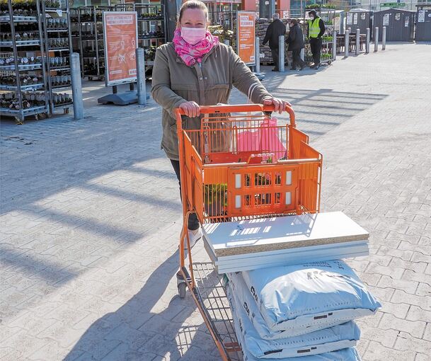 Endlich wieder geöffnet: Aljona Paladey mit ihrem gut gefüllten Einkaufswagen vor dem Obi Bietigheim. Fotos: Holm Wolschendorf.