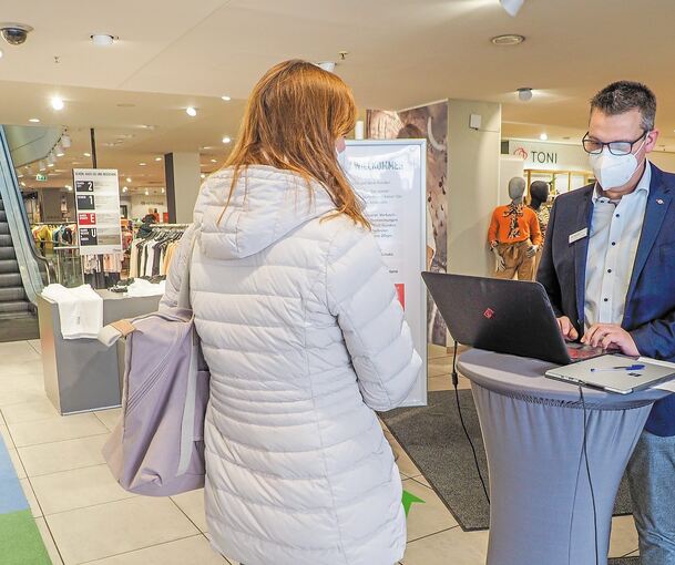 Der Hausleiter von Oberpaur, Christoph Sprenger, vergibt am Montag Termine.