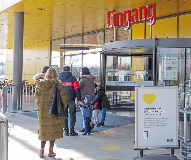 Warteschlange vor Ikea im Tammerfeld.