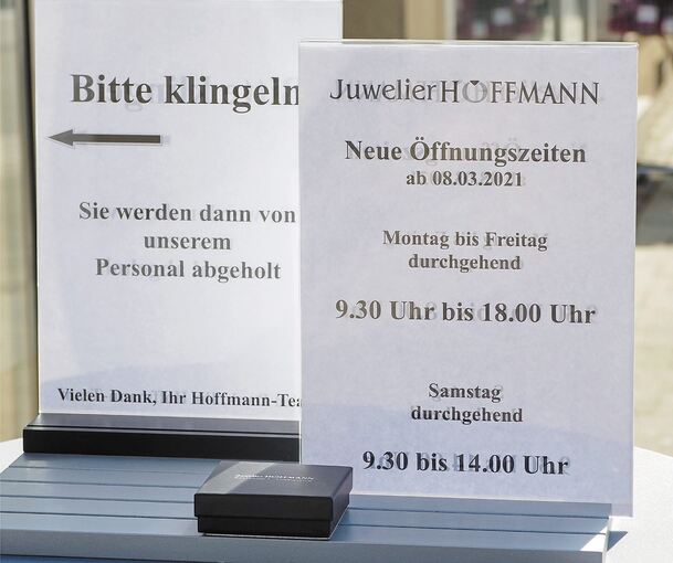 Hinweisschilder an der Ladentüre eines Juweliers in Ludwigsburg.