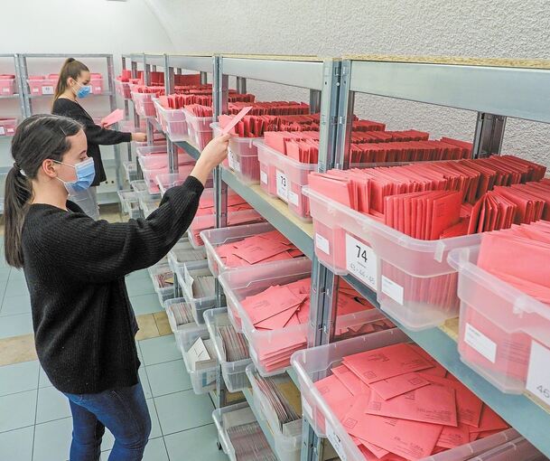 Regale voller roter Wahlbriefumschläge: Im Rathaus werden die Unterlagen fleißig vorsortiert. Foto: Holm Wolschendorf